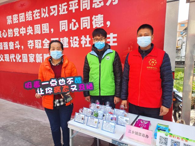 居委會工作人員、居民與禁毒社工合影.jpg