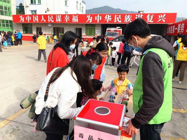禁毒社工為觀(guān)看毒品模型的親子家庭進(jìn)行講解.jpg